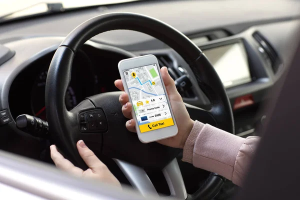 Donna mani che tengono il telefono con app chiamata taxi in auto — Foto Stock