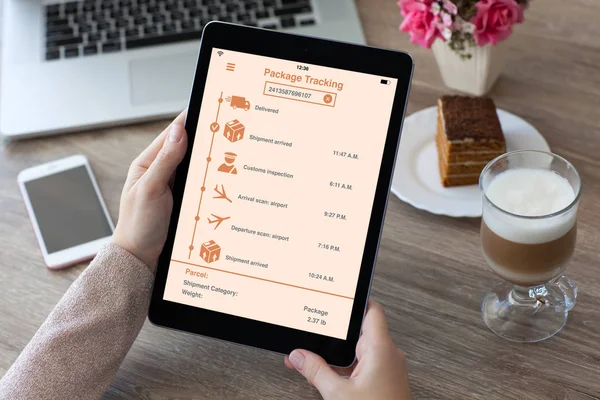Kvinna händer som håller tablett dator med appen tracking leverans p — Stockfoto