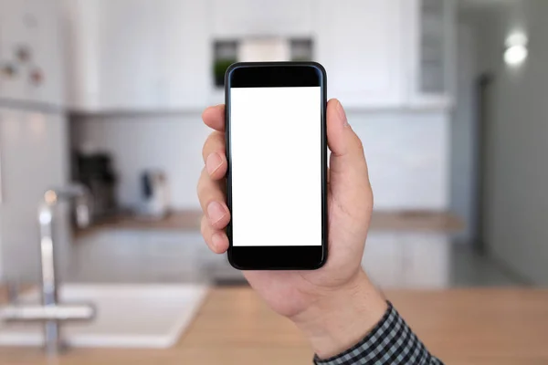 Maschio mano telefono con schermo isolato cucina in casa — Foto Stock