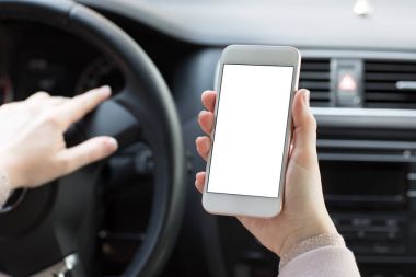 Telefon ile izole perde arkasında tekerlekli araba tutan eller