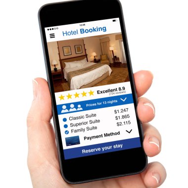 izole kadın el telefon app otel rezervasyon ekran ile tutarak 