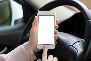 Telefon ile izole perde arkasında tekerlekli araba tutan eller