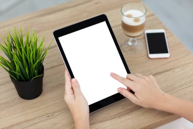 Bilgisayar tablet ile izole perde roo içinde tutan eller