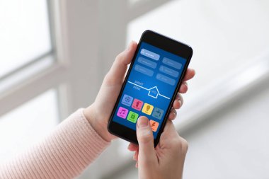 Telefon app akıllı ev arka pencere ile holding kadınlar eller