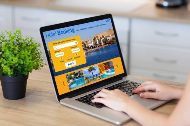Odada otel rezervasyon ekranlı dizüstü eller kadın