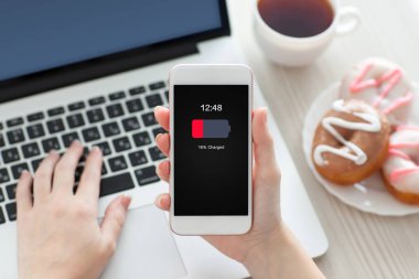 Beyaz telefon ile düşük batarya perde tutan eller