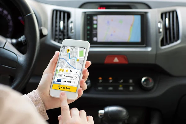 Mujer manos sosteniendo teléfono aplicación llamada taxi mapa navegación coche —  Fotos de Stock