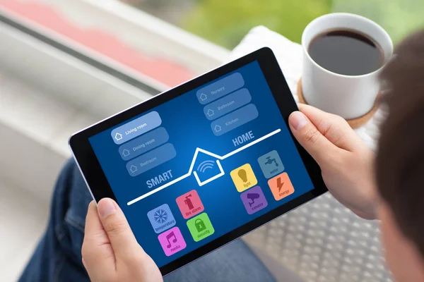 Mann hält Tablet-Computer mit App Smart Home auf dem Bildschirm — Stockfoto