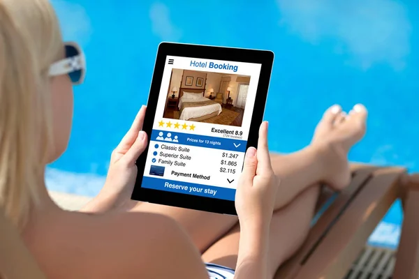 Mulher por piscina segurando tablet com tela de reserva de hotel app — Fotografia de Stock
