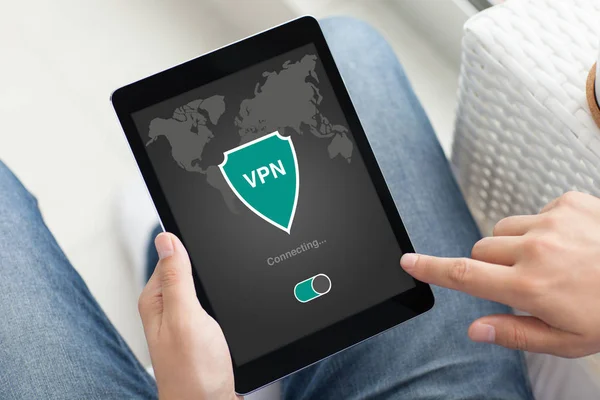 Homem segurando aplicativo tablet vpn criação protocolos de Internet protectio — Fotografia de Stock