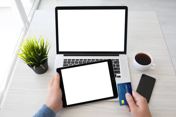 Man händer som håller kreditkort tablet laptop med isolerade skärm — Stockfoto