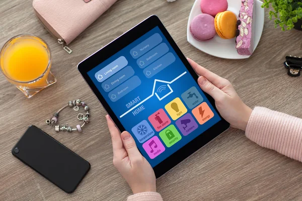 Frau hält Tablet mit App Smart Home und Handy in der Hand — Stockfoto