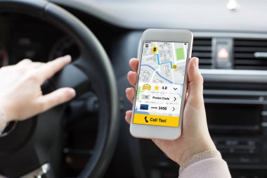 telefon app ile holding kadın eller arabada taksi çağırır