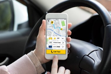 telefon app ile holding kadın eller arabada taksi çağırır