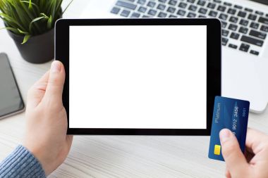Erkek ellerini tutarak tablet bilgisayara izole ekranlı dizüstü p