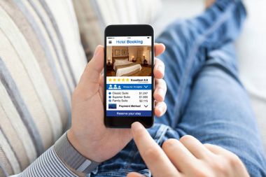 adam telefon app otel rezervasyon ekran ile tutarak Divan