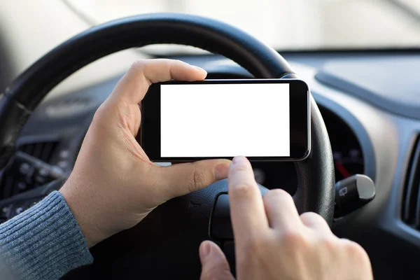 Homens mãos segurando telefone com tela isolada dirigindo no carro — Fotografia de Stock