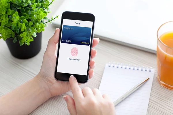 Women hand holding phone with debit card app touch pay — Stock Photo, Image