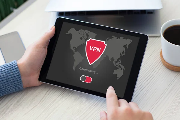 Homem segurando aplicativo tablet vpn criação protocolos de Internet protectio — Fotografia de Stock