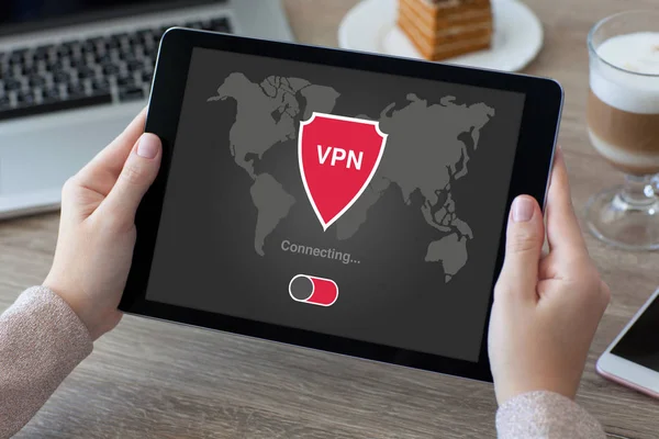 Vrouw met tablet app VPN-creatie internetprotocollen beschermen — Stockfoto