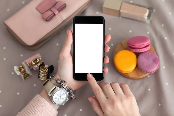 Mano femenina con teléfono de celebración de joyas con pantalla aislada — Foto de Stock