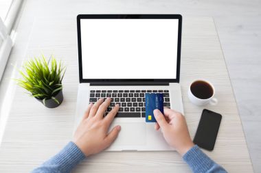 İzole perde telefon ile kredi kartı laptop holding adam eller 