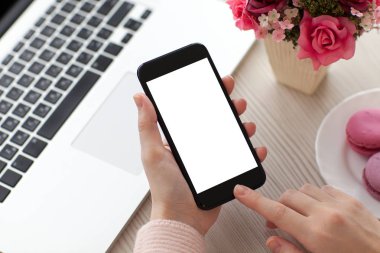 Telefon izole ekran dizüstü yakınındaki kafede holding kadınlar eller