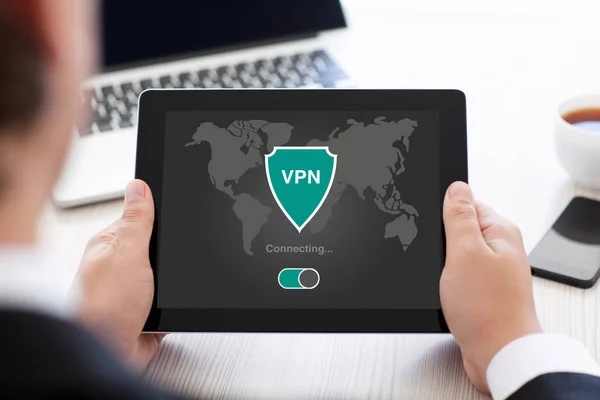 Man met tablet app VPN-creatie Internet protocollen protectio — Stockfoto