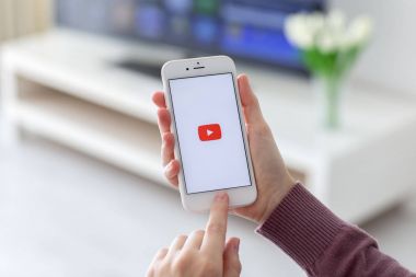 İPhone video servisi Youtube ekran üzerinde tutan kadın