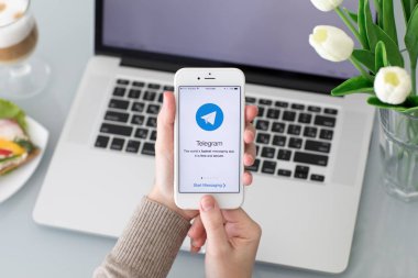 Sosyal ağ hizmeti telgraf ile iPhone tutan kadın 