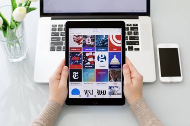 Kadın el iPad Pro popüler Haberler uygulamaları ile tutarak