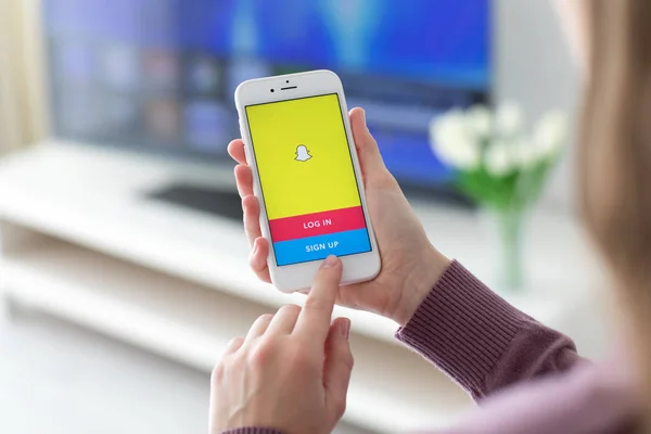 ソーシャル ・ ネットワー キング ・ サービス Snapchat では、iphone を保持している女性 — ストック写真