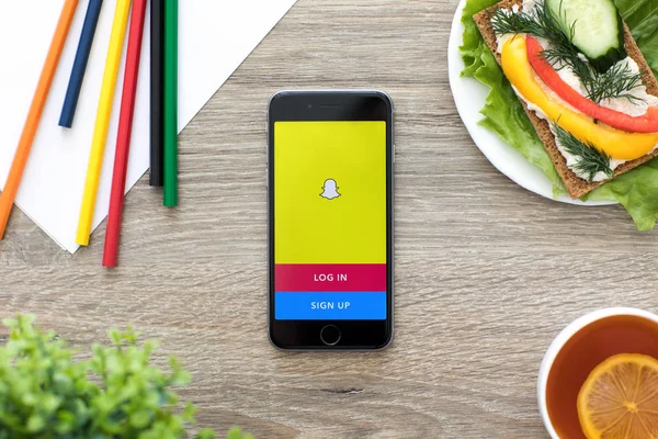 IPhone com serviço de rede social Snapchat na tela — Fotografia de Stock
