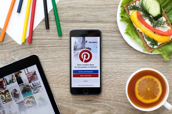 IPad Pro et iPhone avec service Internet social Pinterest — Photo