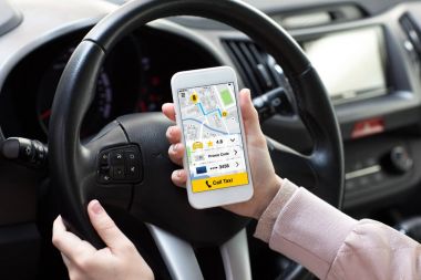 telefon app ile holding kadın eller arabada taksi çağırır