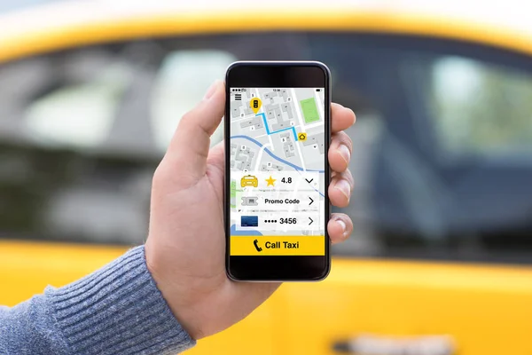 Ember kezében app hívás taxi a képernyő-telefon — Stock Fotó