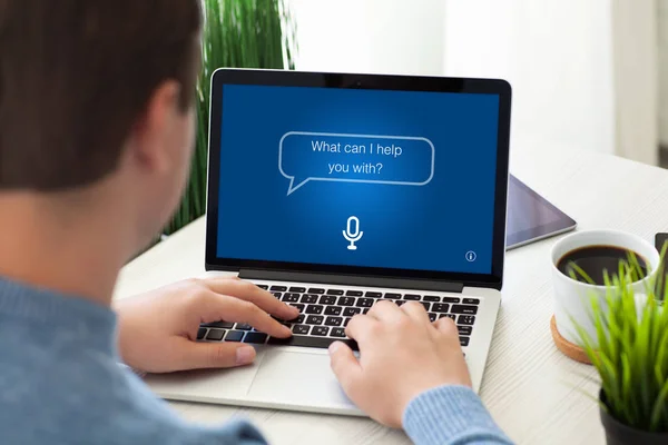 Człowiek laptopa z ekranu aplikacji osobistego asystenta w pokoju — Zdjęcie stockowe
