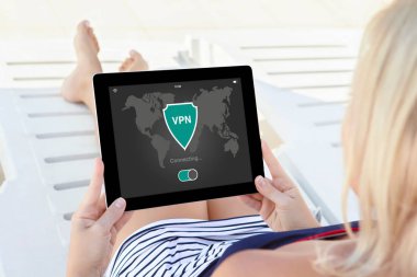 Tablet app vpn oluşturma Internet iletişim kuralları korumak tutan kadın
