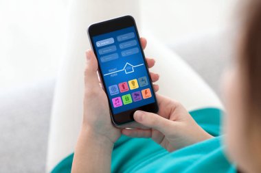 telefon ile app akıllı tutan ana sayfa ekranda kadın