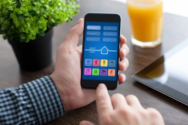 telefon ile app akıllı ev Resepsiyon üzerinde tutan adam