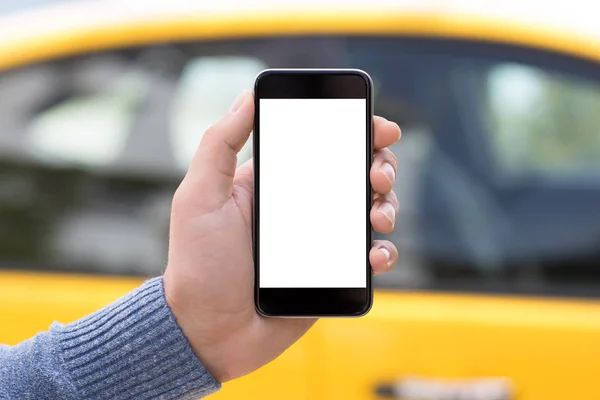 Hombre mano sosteniendo teléfono pantalla aislada fondo amarillo taxi ca — Foto de Stock