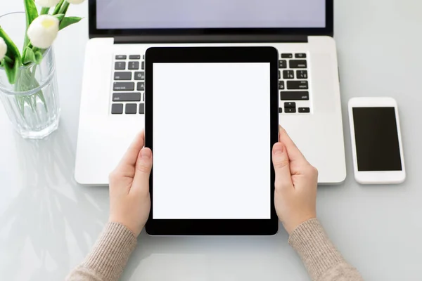 L に近い分離の画面とコンピューターのタブレットを保持している女性の手 — ストック写真