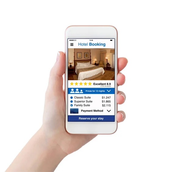 Mano de mujer sosteniendo teléfono blanco con pantalla de reserva de hotel aplicación — Foto de Stock