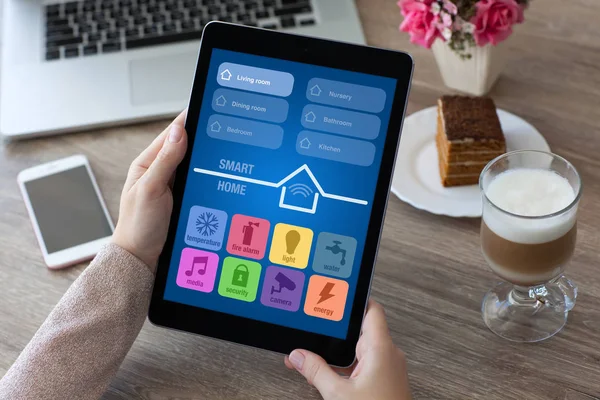 Vrouw handen met tablet pc met de smart home app — Stockfoto