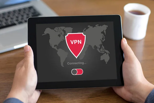 Hombre celebración tableta aplicación vpn creación protocolos de Internet protectio — Foto de Stock