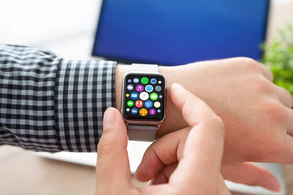 Hombre manecillas reloj táctil inteligente con la pantalla de inicio iconos aplicaciones — Foto de Stock