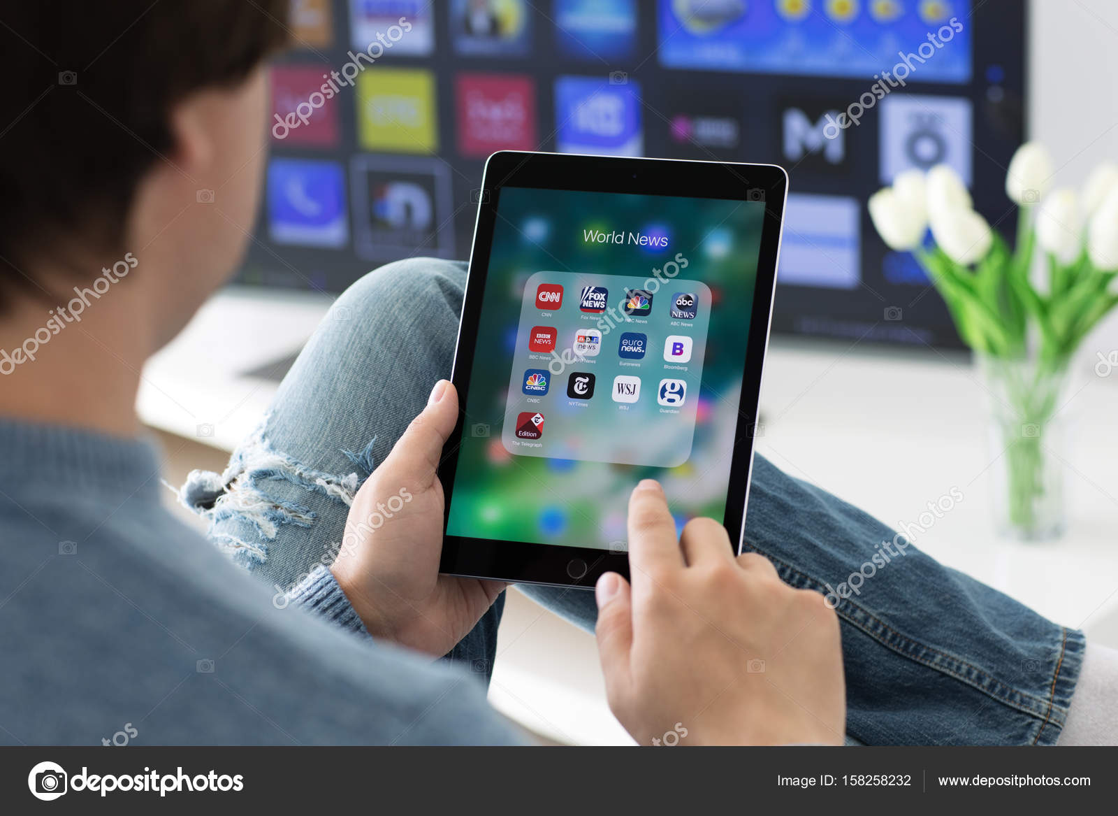 Man hands holding iPad Pro with popular news applications — Stock