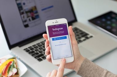 Sosyal ağ hizmeti Instagram ile iPhone tutan kadın