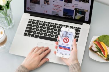 Kadın el iPhone sosyal Internet servisi Pinterest tutarak