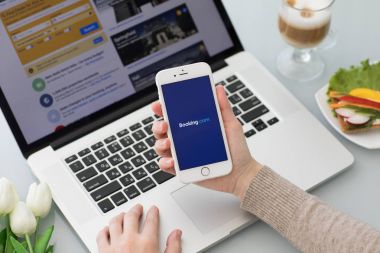 iPhone ekranında app Booking.com online otel rezervasyonları